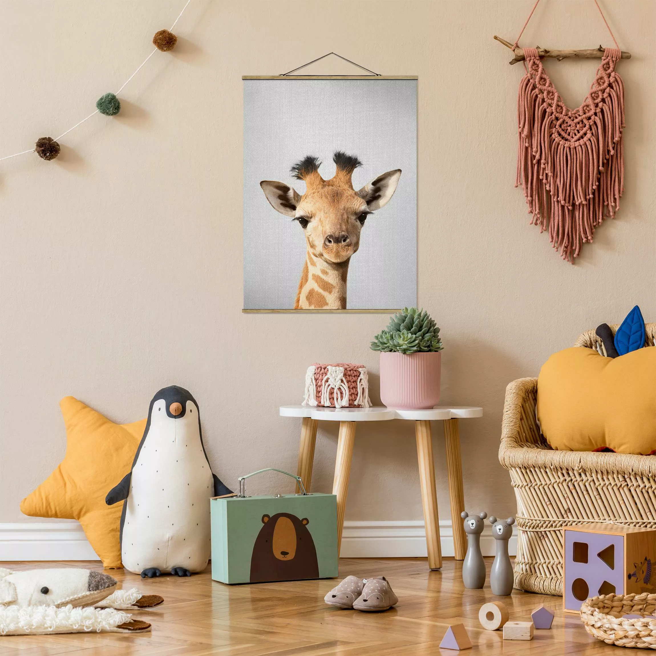 Stoffbild mit Posterleisten Baby Giraffe Gandalf günstig online kaufen