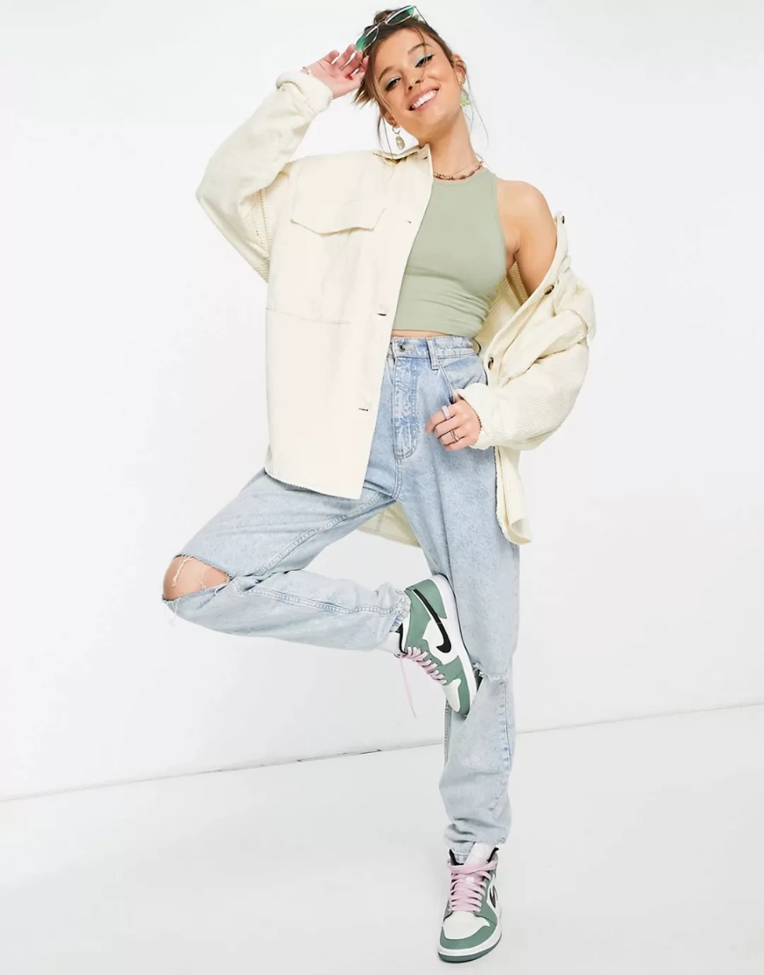 ASOS DESIGN – Oversize-Hemdjacke aus Cord in Creme-Weiß günstig online kaufen