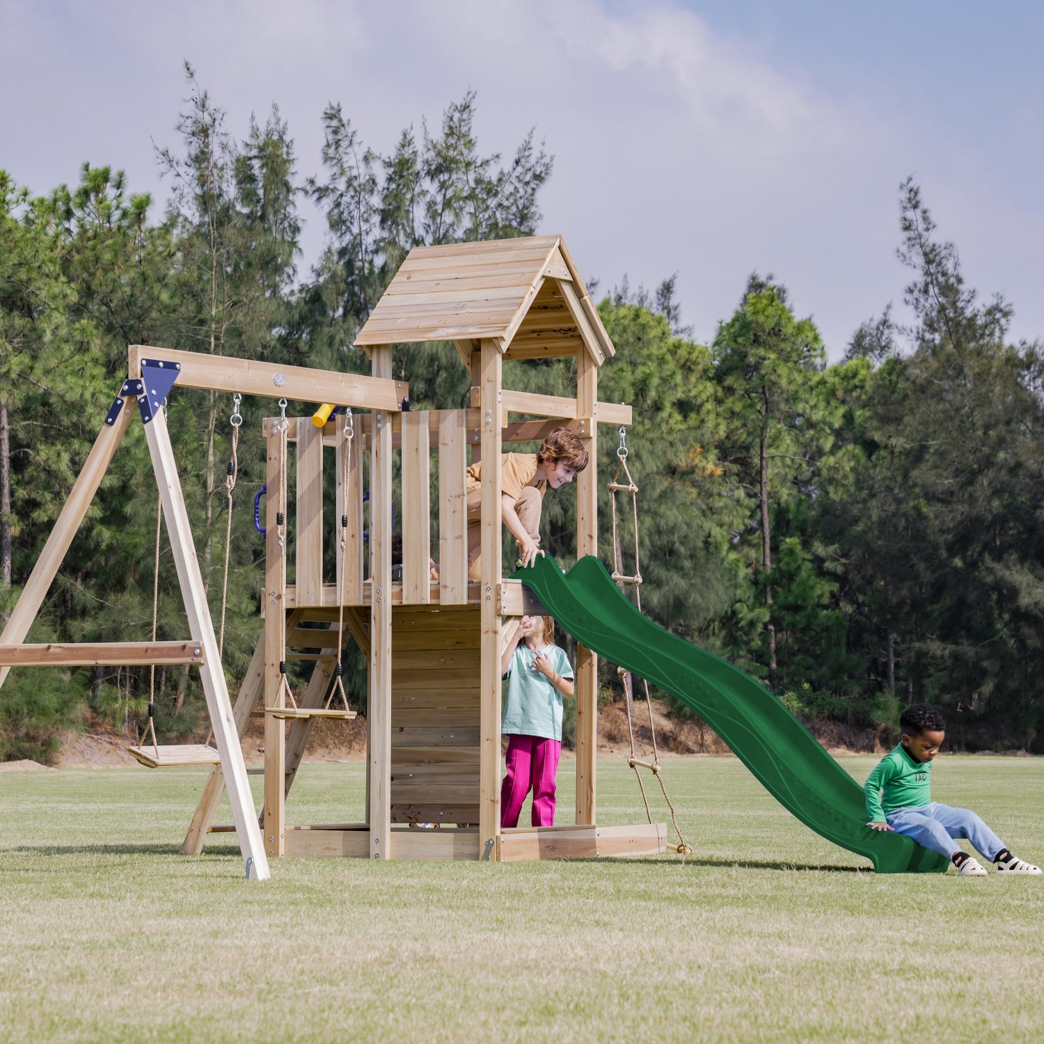 Axi Spielturm Moos mit Doppelschaukel Braun und Rutsche Grün FSC® günstig online kaufen