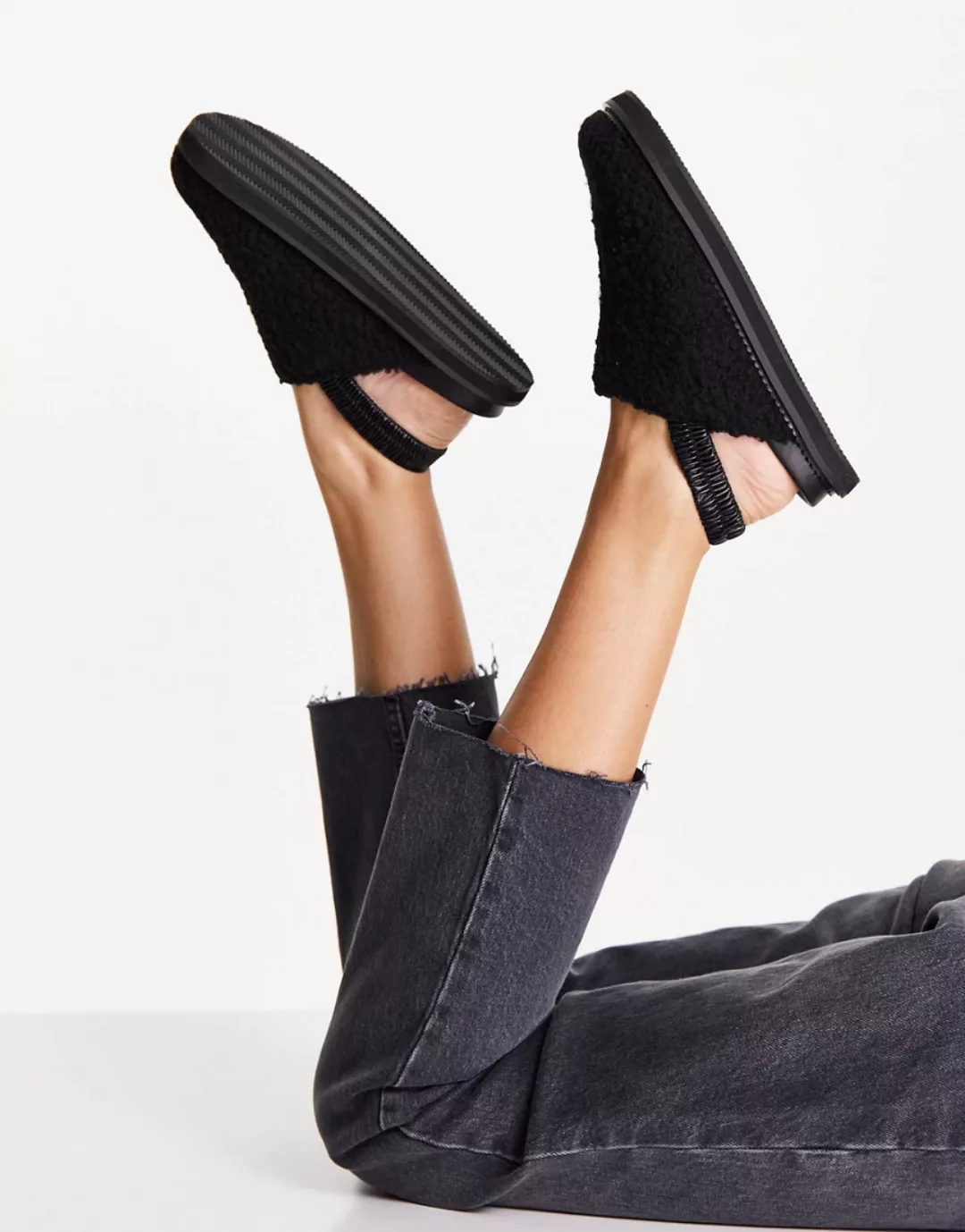 Public Desire – Fortune – Clogs aus Teddystoff in Schwarz günstig online kaufen