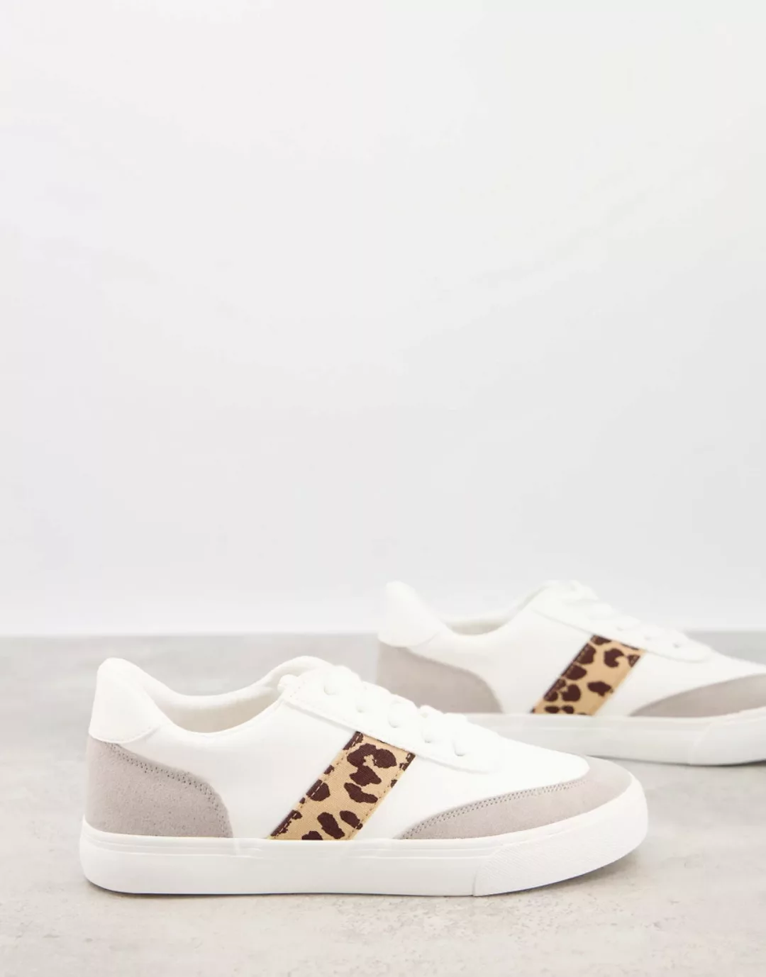 London Rebel – Sneaker zum Schnüren in Weiß mit seitlichen Streifen mit Leo günstig online kaufen