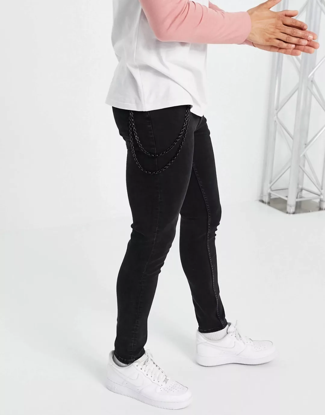 New Look – Enge Jeans mit Kette in schwarzer Waschung günstig online kaufen