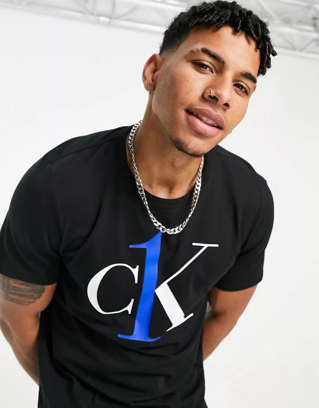 CK One – T-Shirt mit großem Logo und Rundhalsausschnitt in Schwarz günstig online kaufen