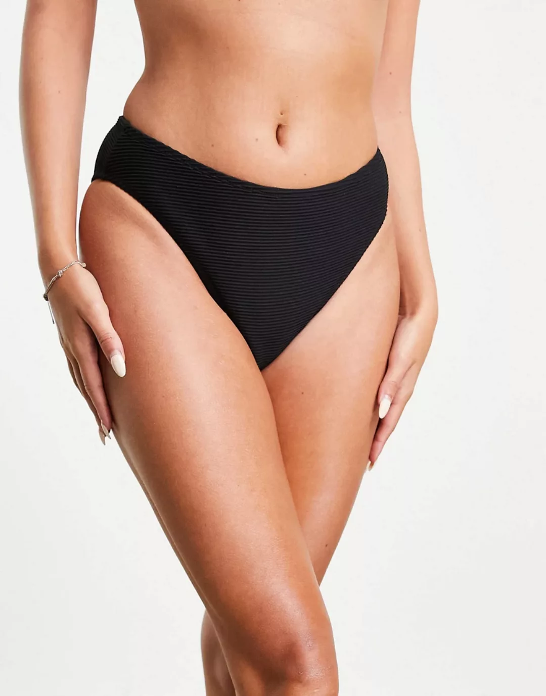 NA-KD – Geripptes Bikinihöschen mit hohem Bund in Schwarz günstig online kaufen