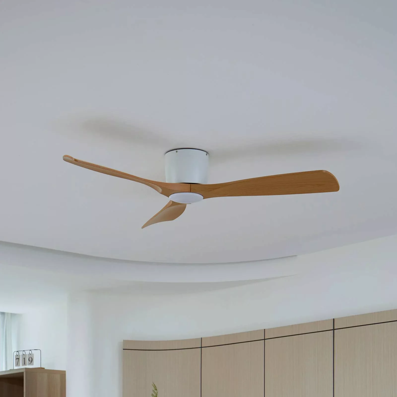 Lucande Smart-LED-Deckenventilator Moneno, weiß/holz, Tuya günstig online kaufen