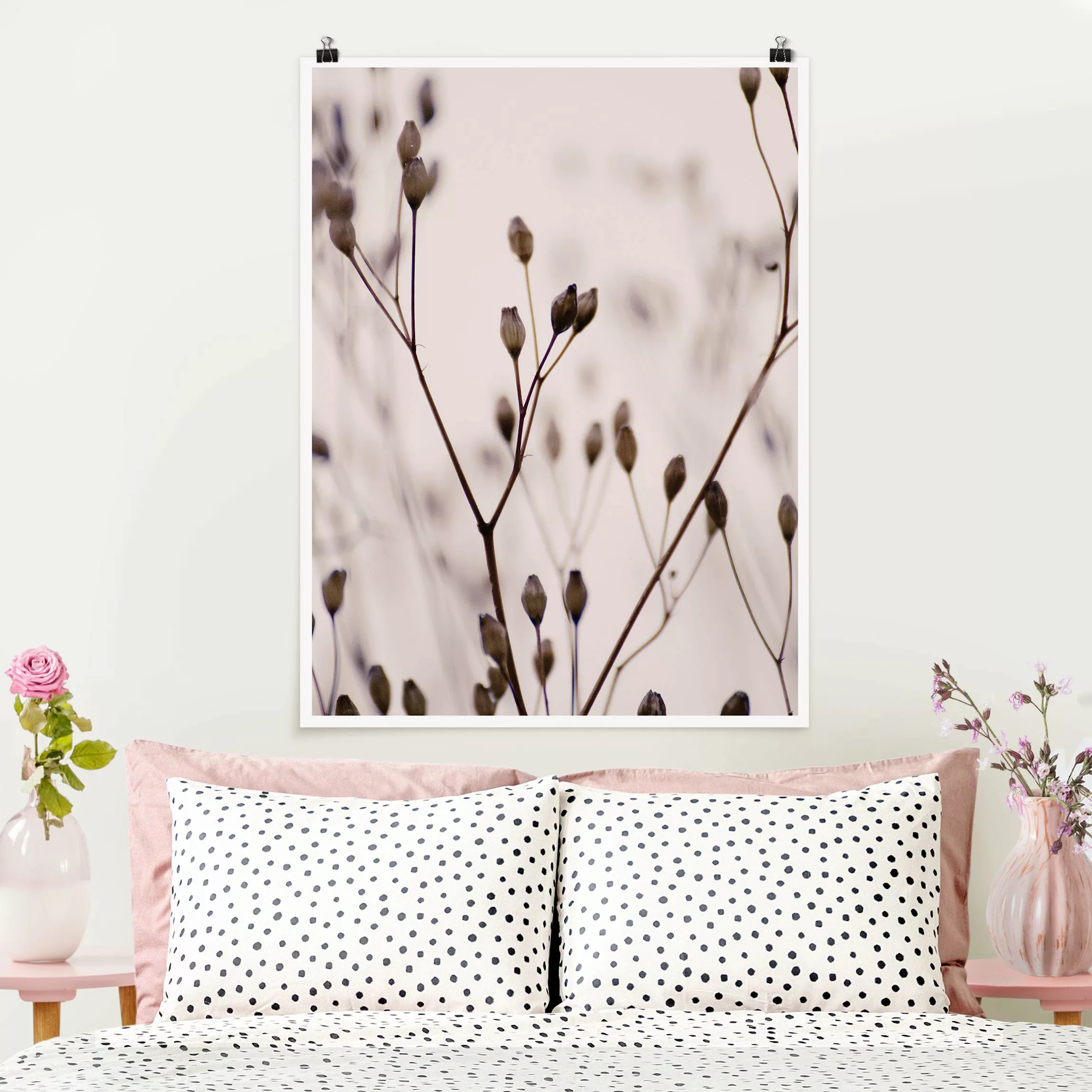 Poster Dunkle Knospen am Wildblumenzweig günstig online kaufen