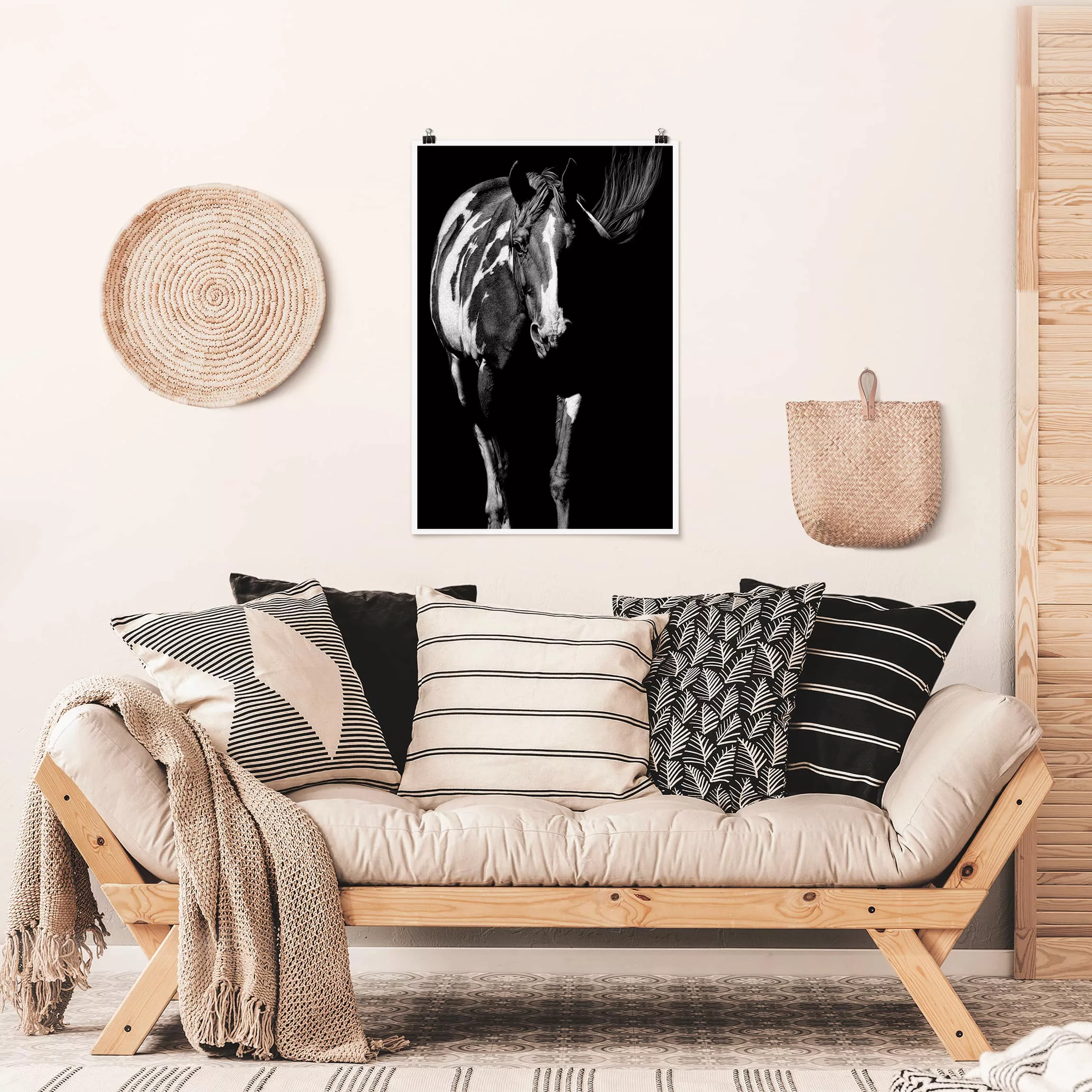 Poster Tiere - Hochformat Pferd vor Schwarz günstig online kaufen