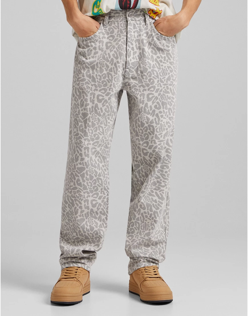 Bershka – Baggy-Jeans im Stil der 90er mit Leopardenmuster in Beige-Neutral günstig online kaufen