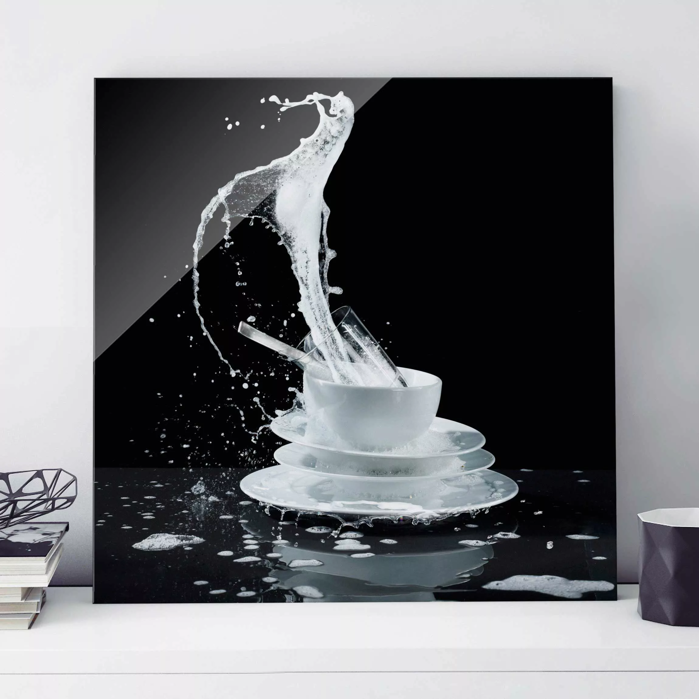 Glasbild Schwarz-Weiß - Quadrat Geschirr mit Spülmittel-Splash günstig online kaufen