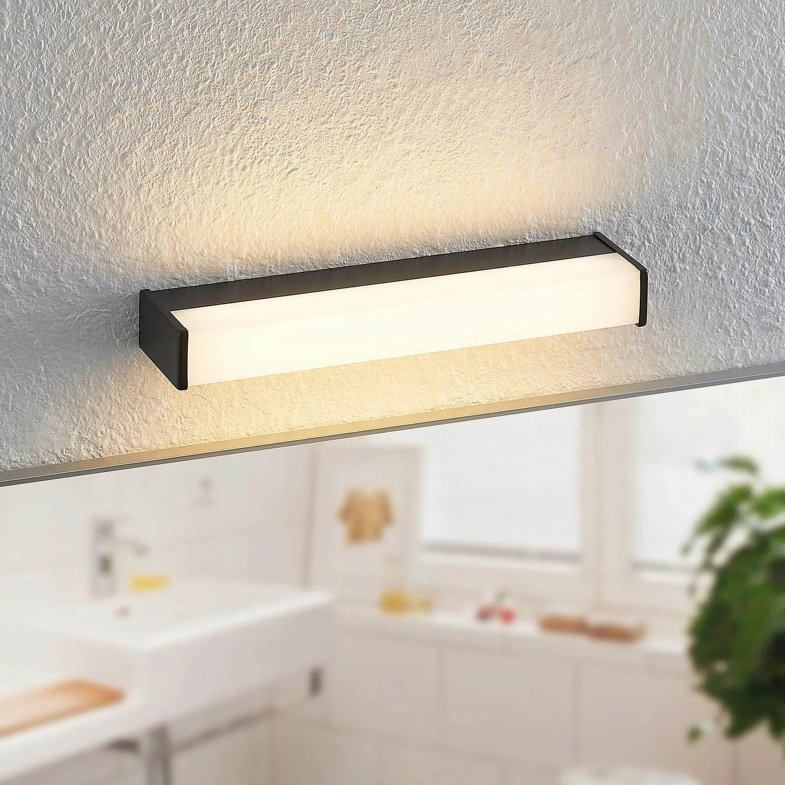 Lindby Ulisan LED-Badwandleuchte, eckig, 32,8 cm günstig online kaufen