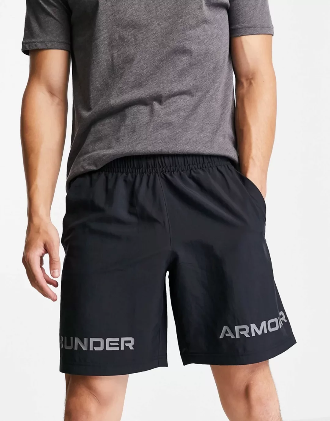Under Armour – Gewebte Shorts in Schwarz mit gespaltenem Logo günstig online kaufen