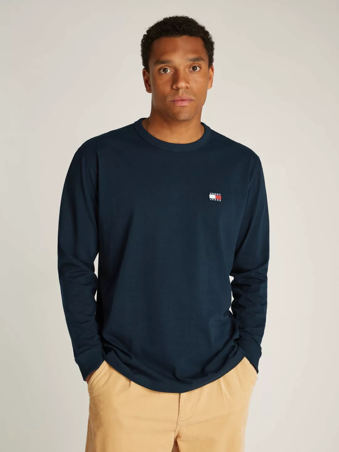 Tommy Jeans Langarmshirt TJM REG BADGE LS TEE mit Tommy Jeans Stickerei günstig online kaufen