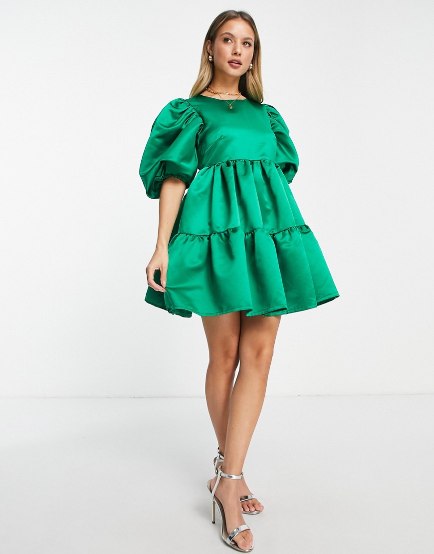 In The Style x Lorna Luxe – Minikleid aus Satin in Grün mit Puffärmeln günstig online kaufen