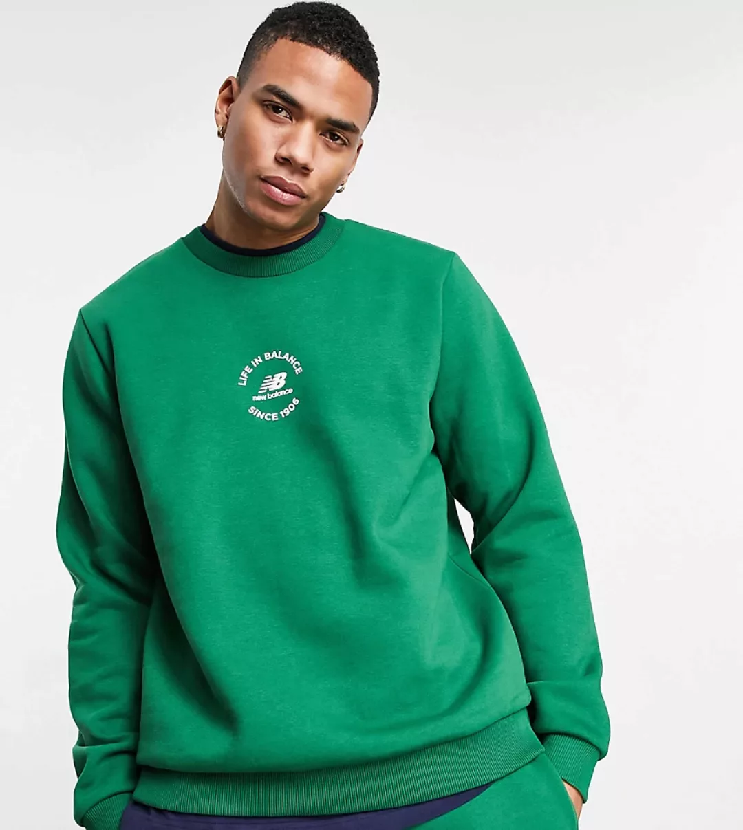 New Balance – Sweatshirt in Grün mit „Life in Balance“-Print – exklusiv bei günstig online kaufen