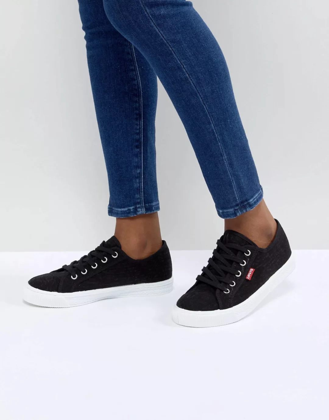Levi's – Schwarze Stoffschuhe mit rotem Etikett günstig online kaufen