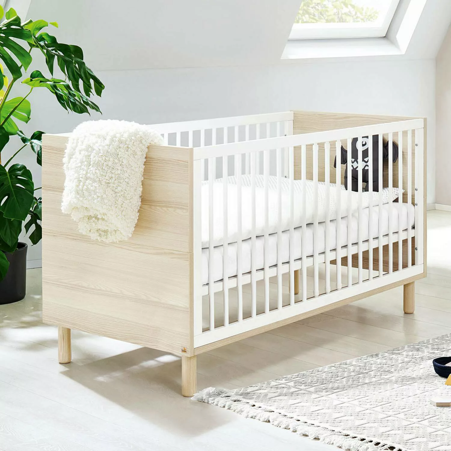 Babybett Babyzimmer FERRARA-134 in weiß mit Esche Dekor und Schlupfsprossen günstig online kaufen