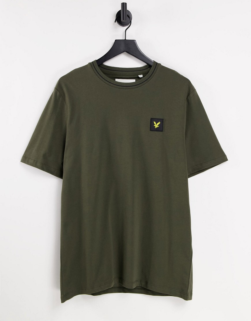 Lyle & Scott – Casuals – T-Shirt mit kleinem Logoaufnäher in Khaki-Grün günstig online kaufen