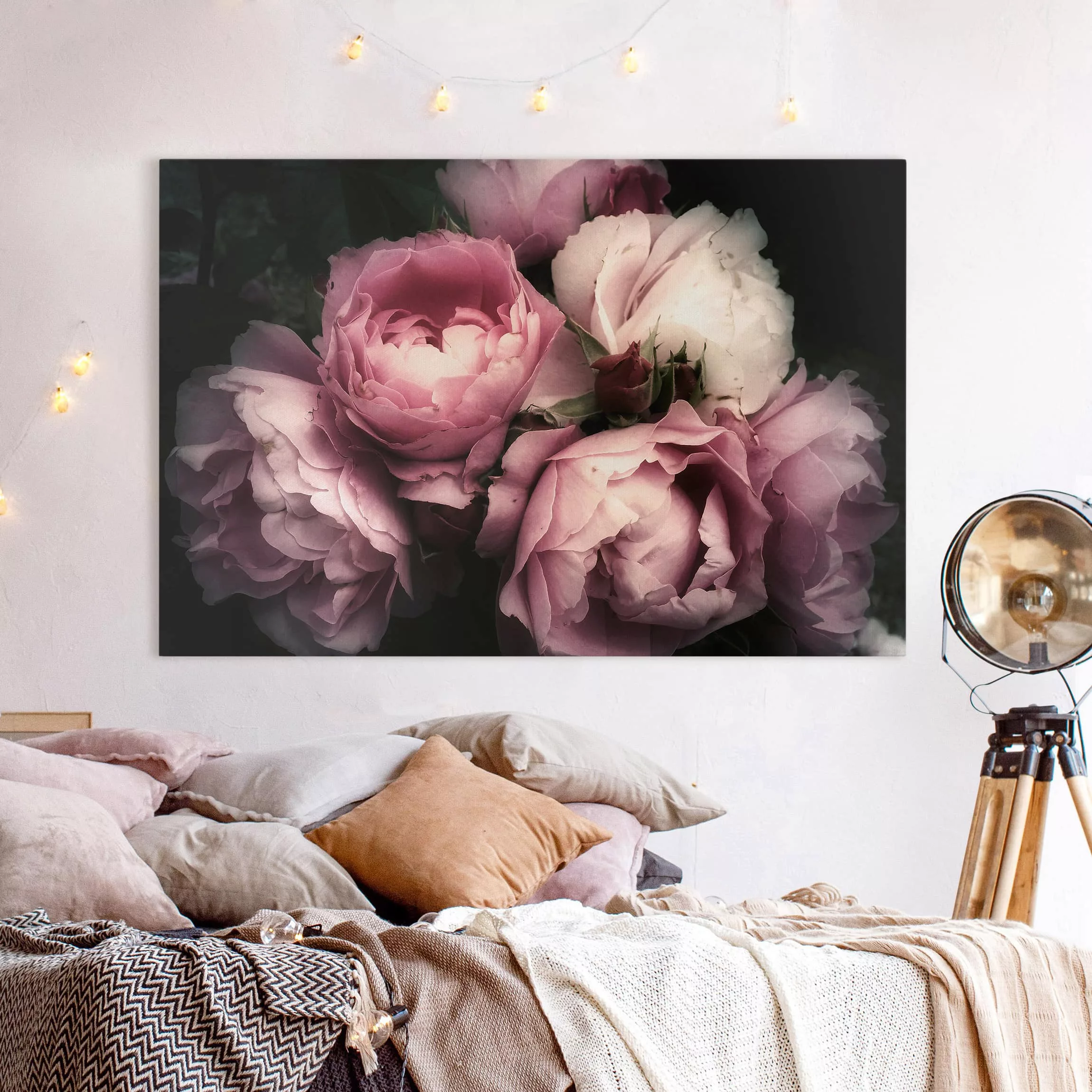 Leinwandbild Blumen - Querformat Pfingstrosen vor Schwarz Shabby günstig online kaufen