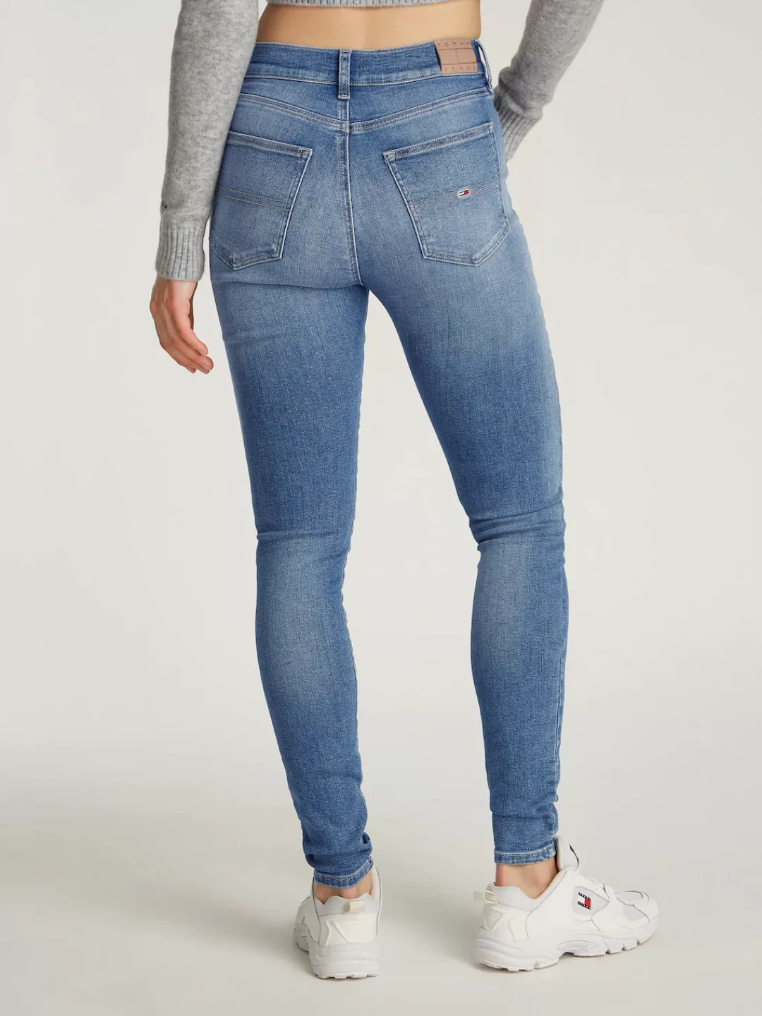 Tommy Jeans Skinny-fit-Jeans "Sylvia High Rise Skinny", mit Logo-Badge günstig online kaufen