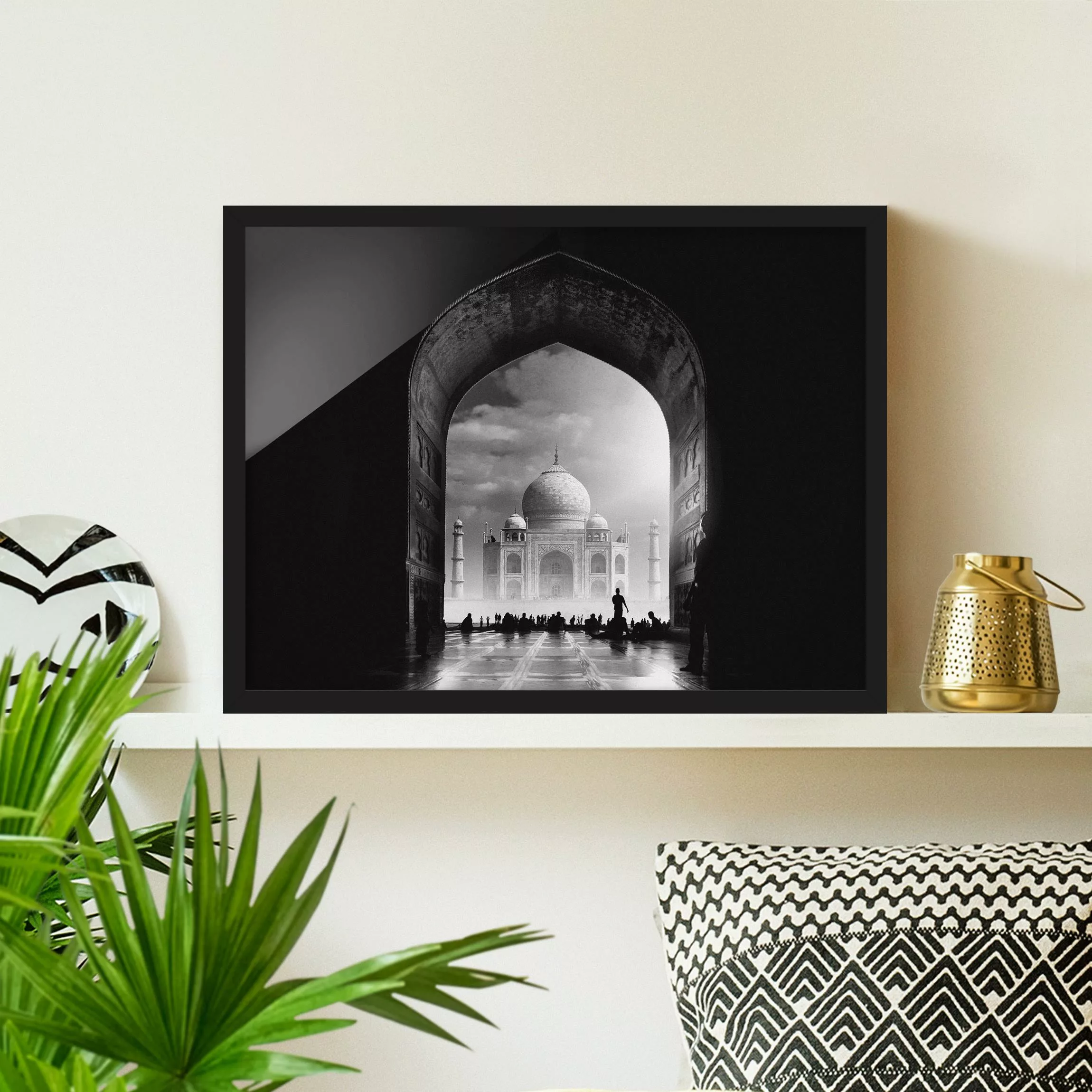 Bild mit Rahmen Architektur & Skyline - Querformat Das Tor zum Taj Mahal günstig online kaufen