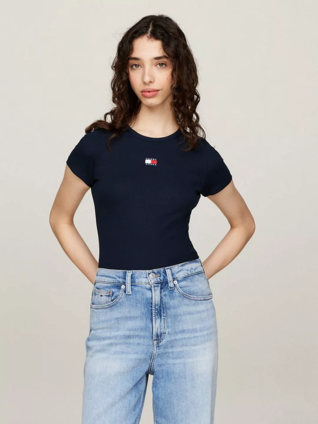 Tommy Jeans Rundhalsshirt TJW SLIM BADGE RIB TEE in Rippoptik, mit Logo-Sti günstig online kaufen