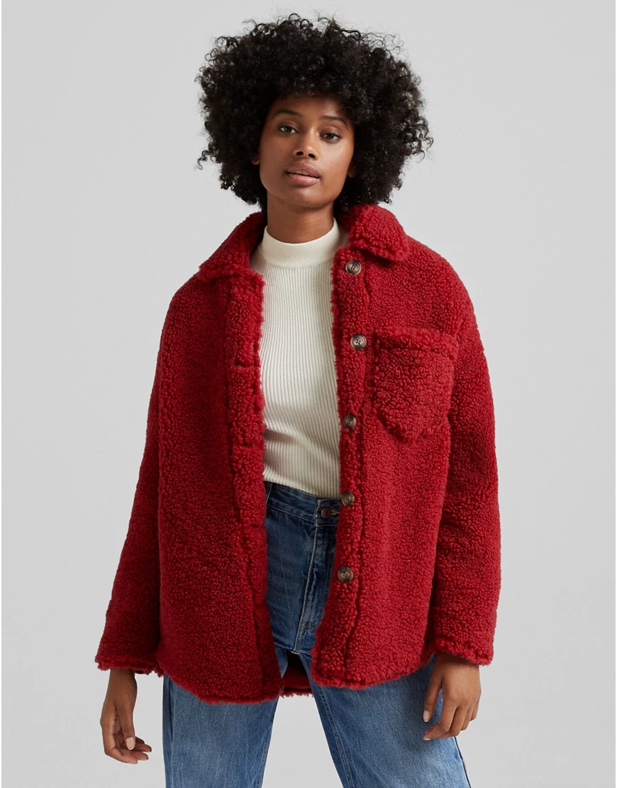 Bershka – Hemdjacke aus Teddyfell in Rot mit Taschendetail günstig online kaufen
