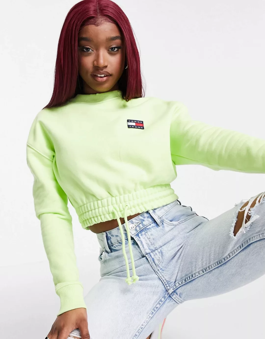 Tommy Jeans – Kurz geschnittenes Sweatshirt mit Logo in Grün günstig online kaufen