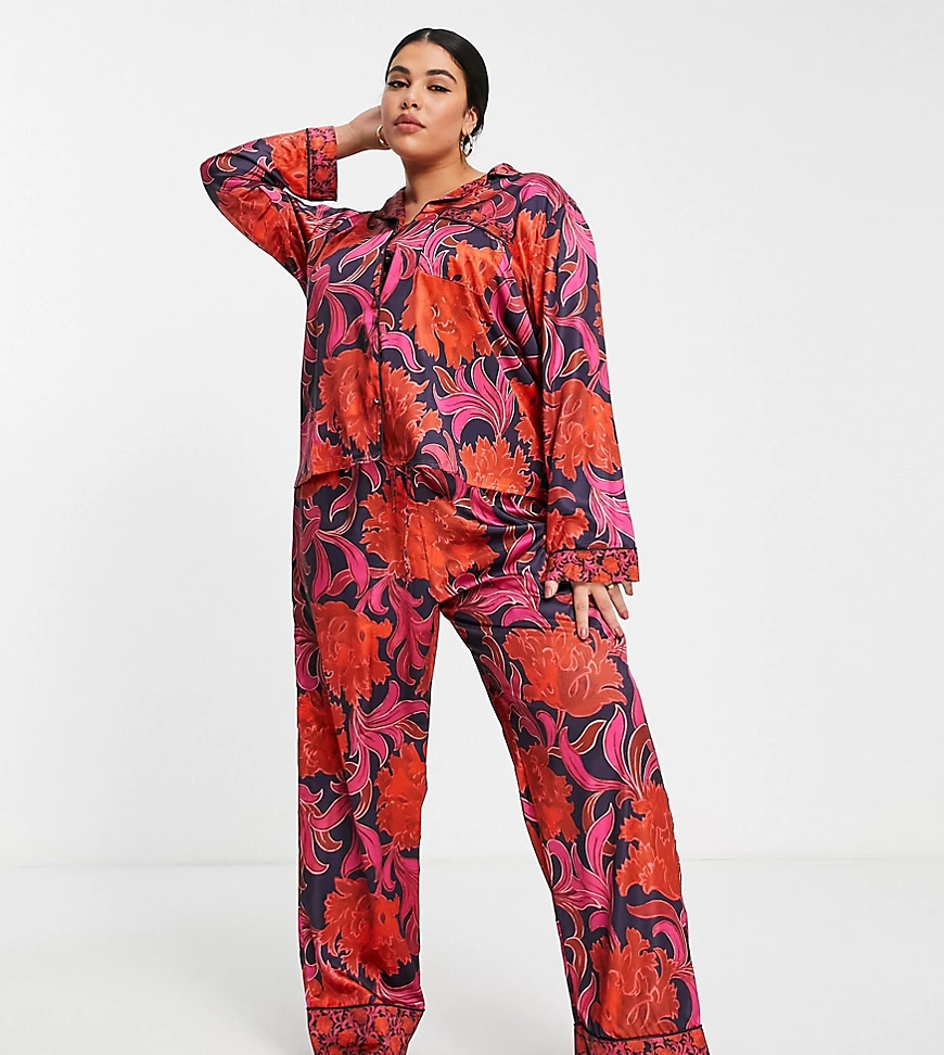 Hope & Ivy Plus – Geschenkset mit Pyjama und Scrunchie aus geblümtem Satin günstig online kaufen