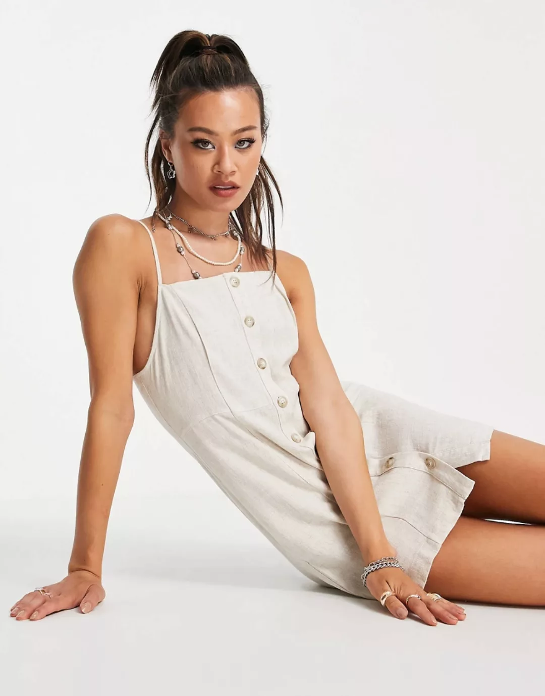 Topshop – Mini-Trägerkleid aus Leinen mit Knopfleiste in Sand-Neutral günstig online kaufen