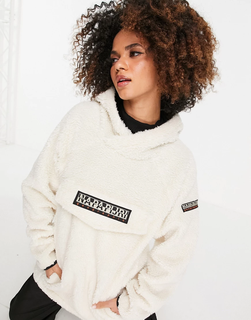 Napapijri – Patch Curly – Kapuzenpullover in gebrochenem Weiß günstig online kaufen