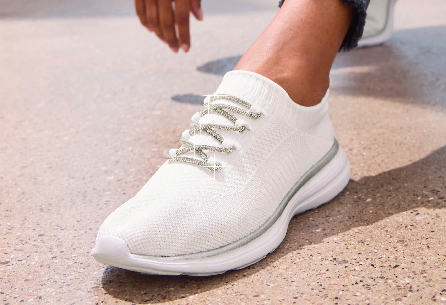 LASCANA Sneaker, mit modischer Glitzerschnürung VEGAN günstig online kaufen