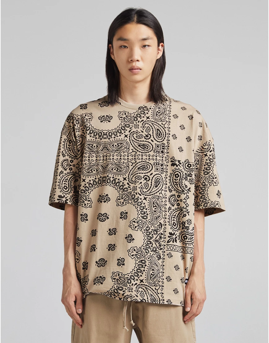 Bershka – Oversize-T-Shirt in Beige mit Bandana-Print-Neutral günstig online kaufen