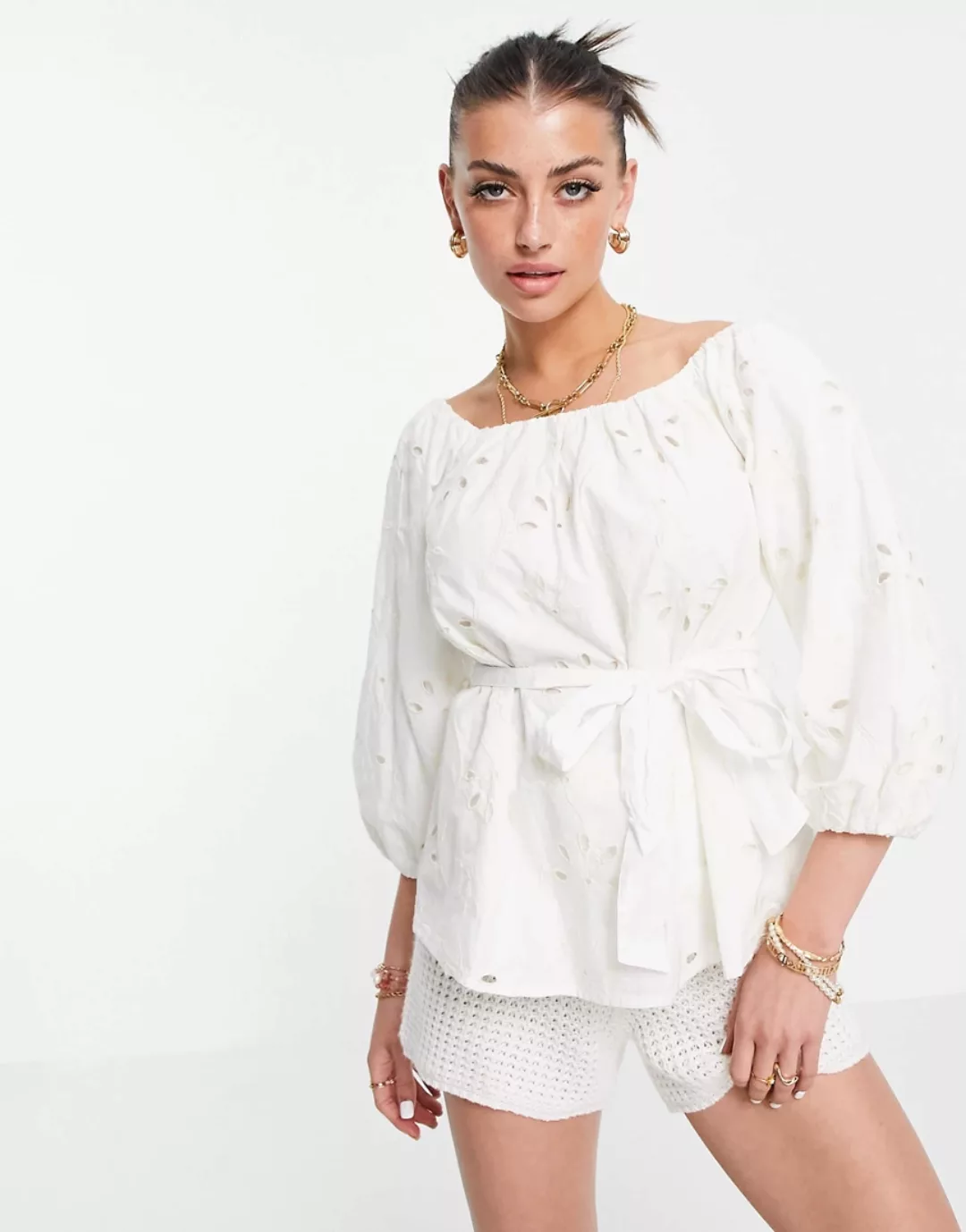 River Island – Bluse mit Carmenausschnitt und Lochstickerei in Creme-Weiß günstig online kaufen