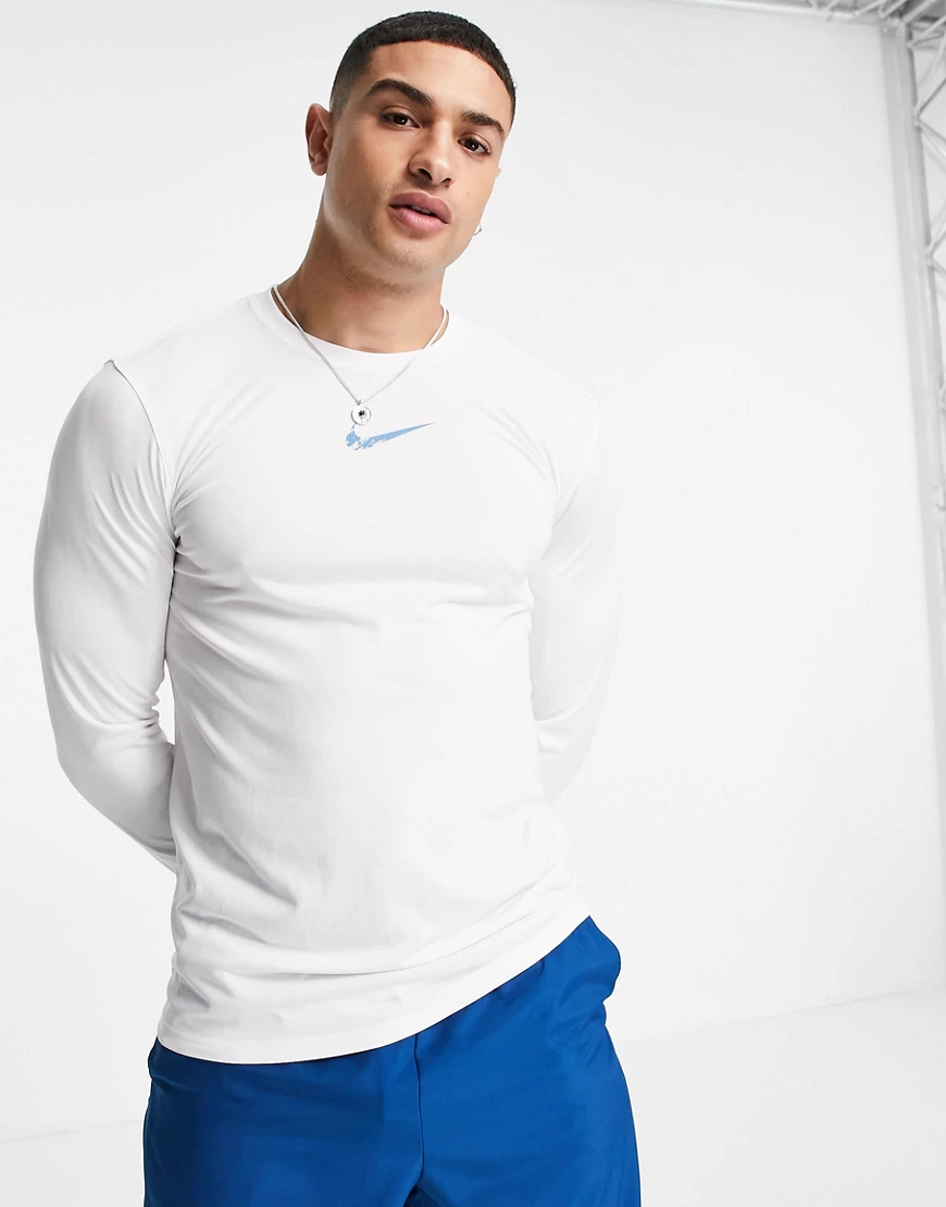 Nike Training – Sport Clash – Langärmliges Shirt in Weiß mit Rückenprint günstig online kaufen
