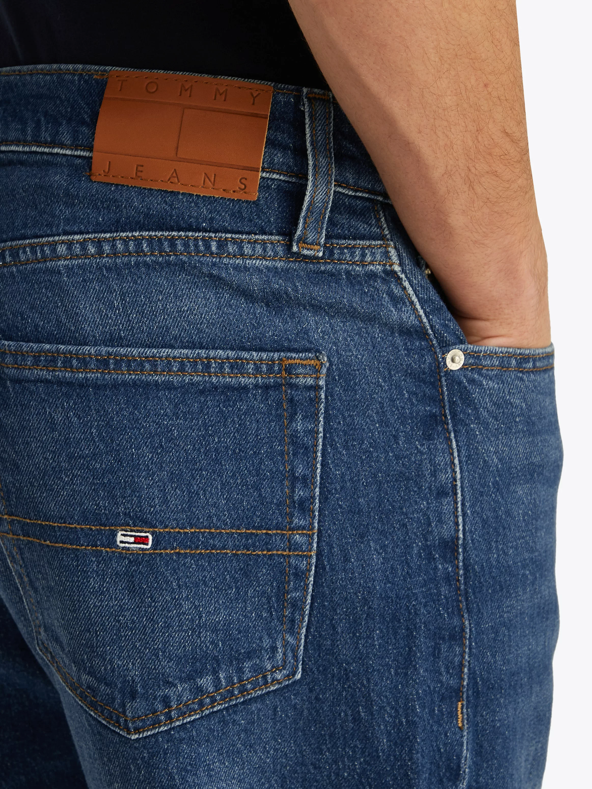 Tommy Jeans Gerade Jeans "Isaac Relaxed Tapered", Mit Gürtelschlaufen günstig online kaufen