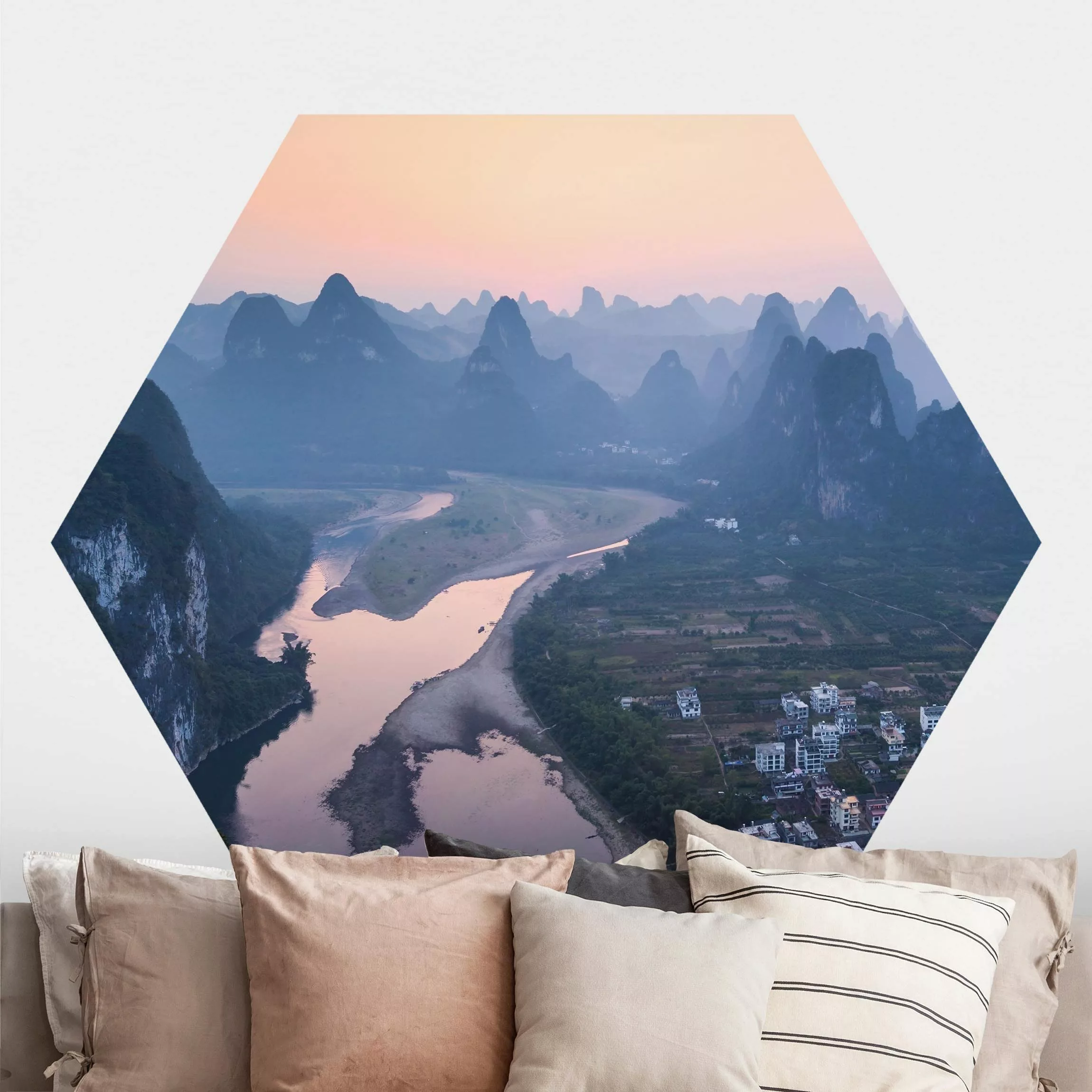 Hexagon Fototapete selbstklebend Stadt am Fluss günstig online kaufen
