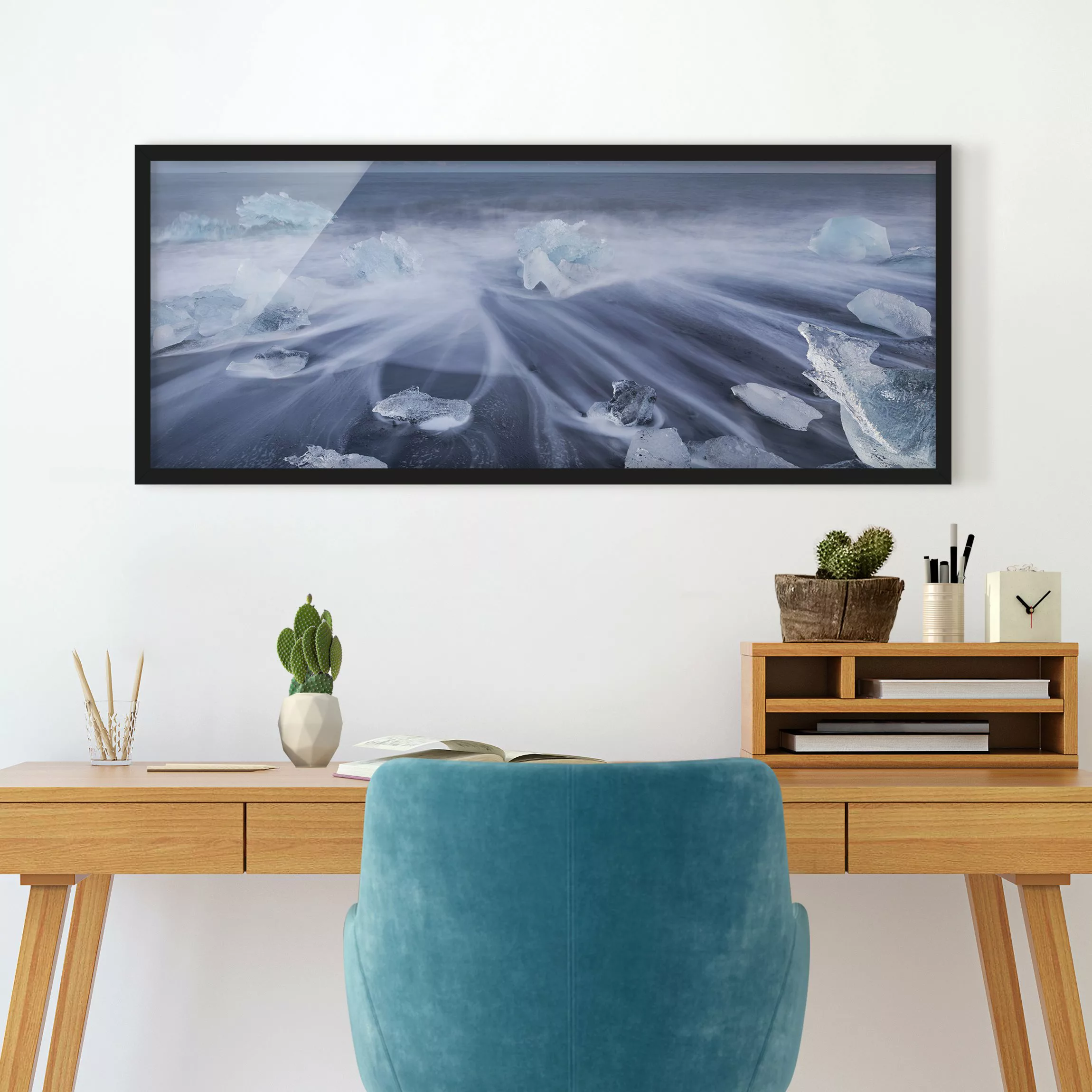 Bild mit Rahmen Natur & Landschaft - Panorama Eisbrocken am Strand Ostislan günstig online kaufen