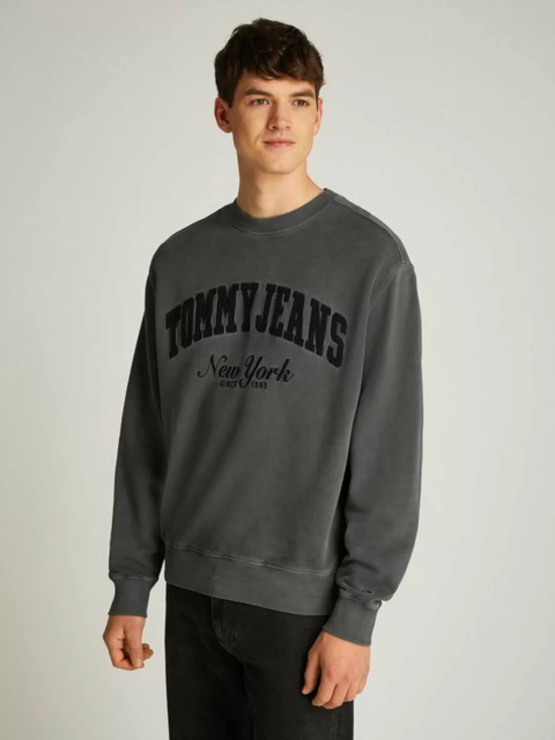 Tommy Jeans Sweatshirt TJM RLX VINTAGE VARSITY CREW mit großem Logo günstig online kaufen