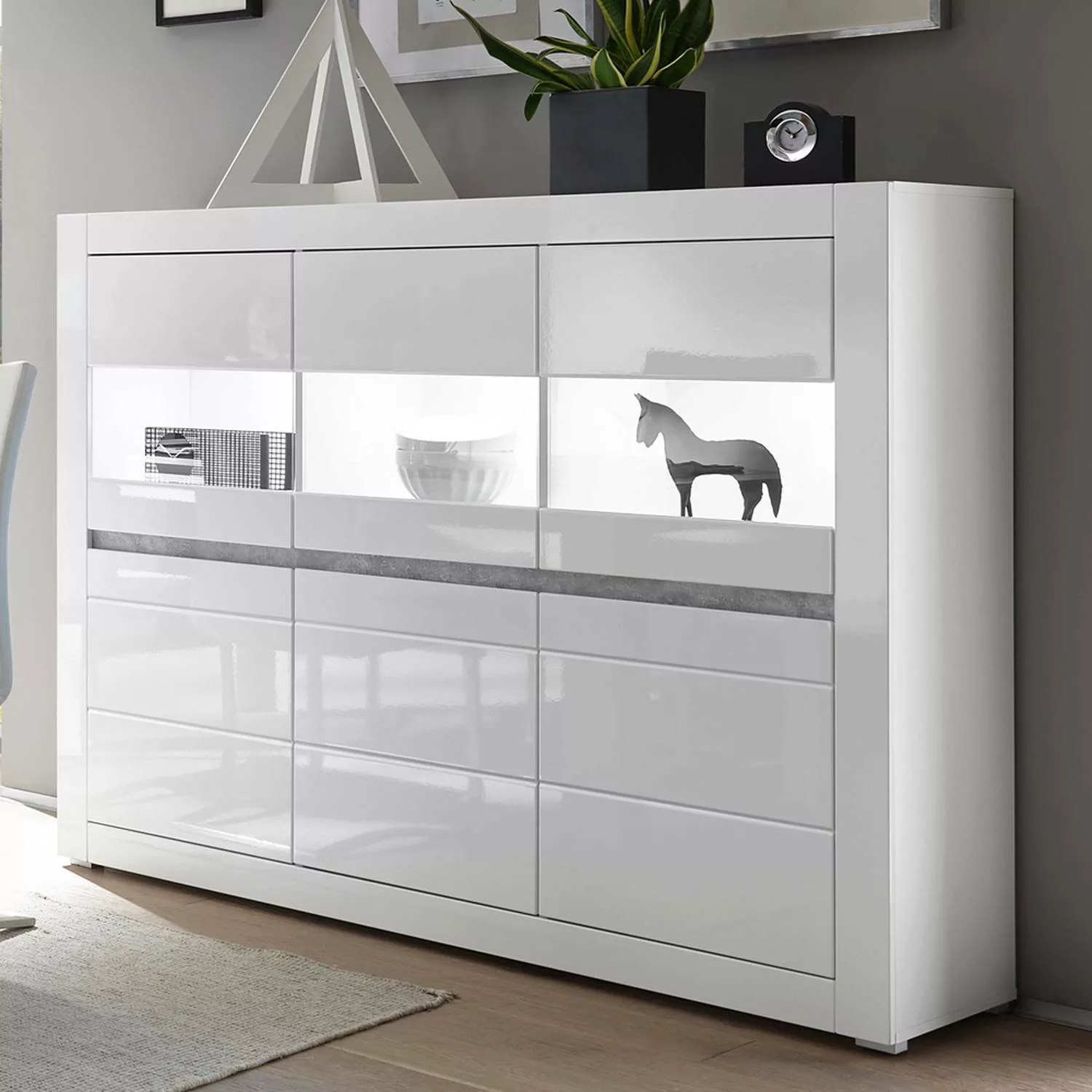 Vitrinen-Highboard in weiß Hochglanz inkl. LED und mit Griffmulden in Beton günstig online kaufen