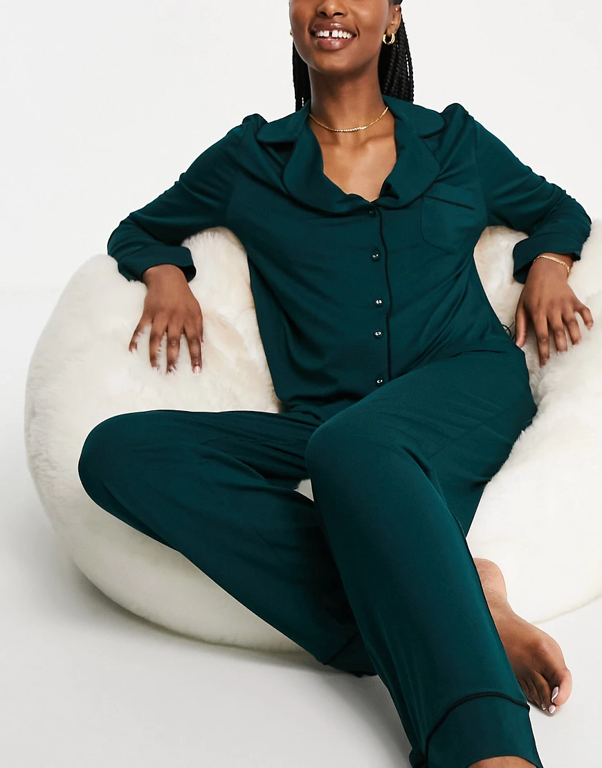 ASOS DESIGN – Pyjama in Grün aus langärmligem Hemd und Hose mit kontrastier günstig online kaufen