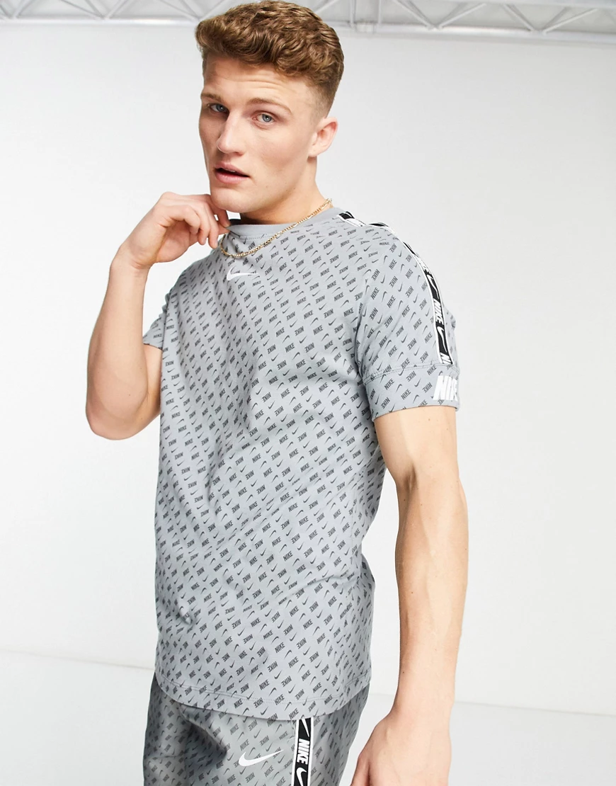 Nike – Repeat Pack – T-Shirt in Grau mit durchgehendem Logoprint und Zierst günstig online kaufen