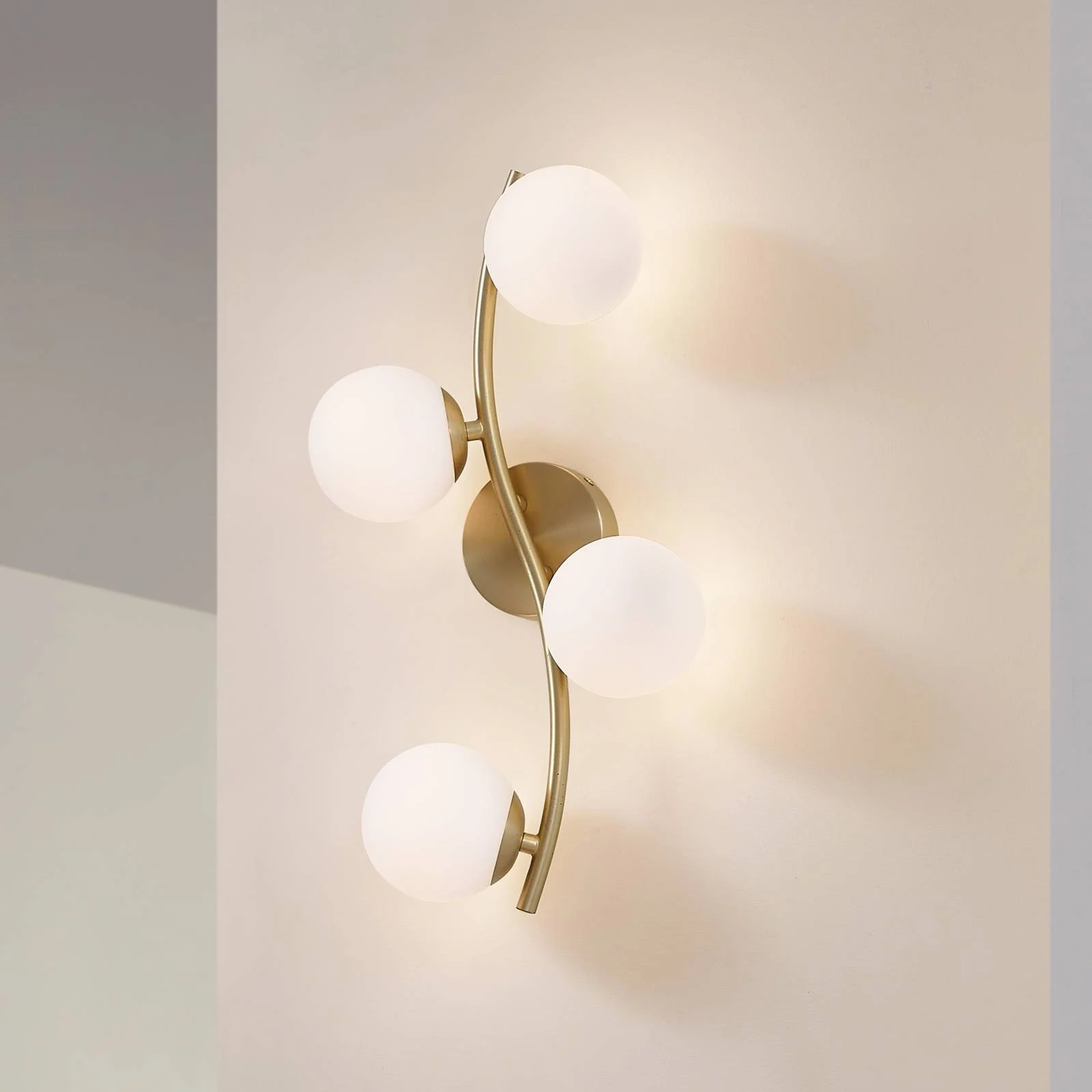 Lindby Wandleuchte Josiana, opal/messing, 48 cm, Kugel, Glas günstig online kaufen