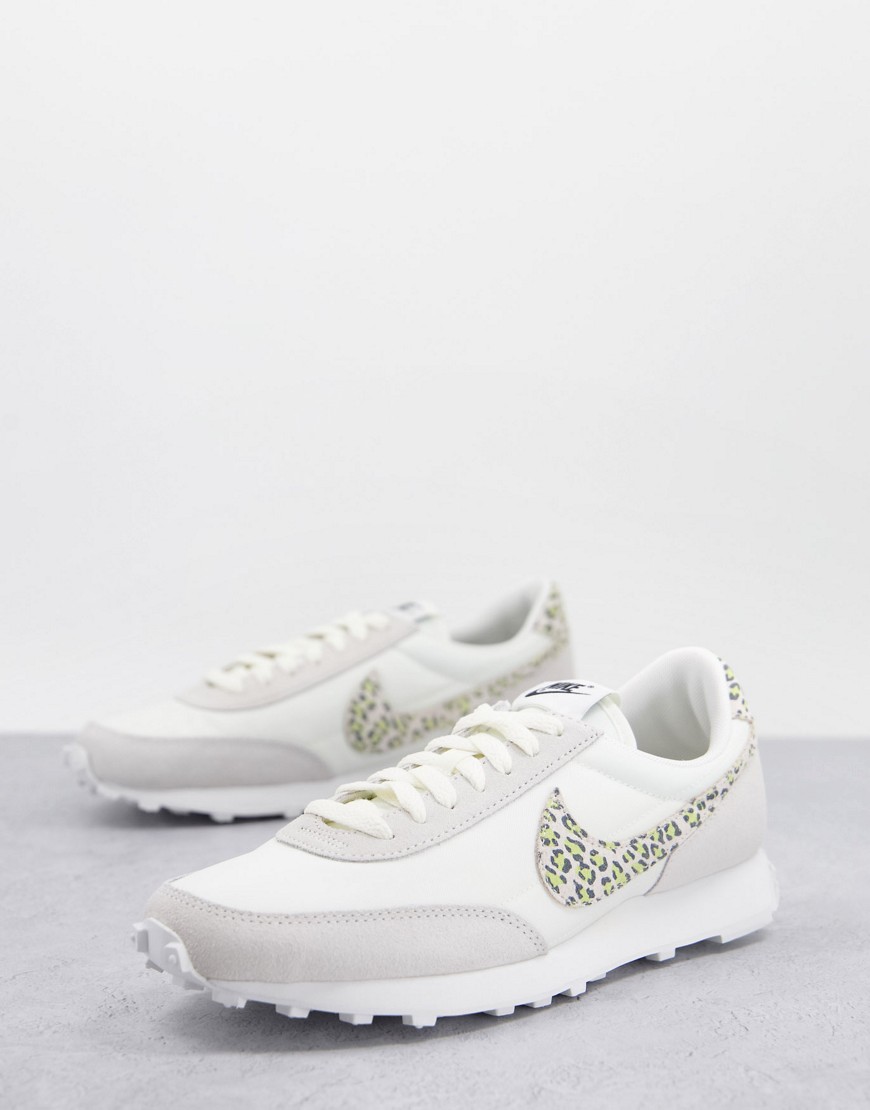 Nike – Daybreak – Sneaker in gebrochenem Weiß mit Details in Leopardenfell- günstig online kaufen