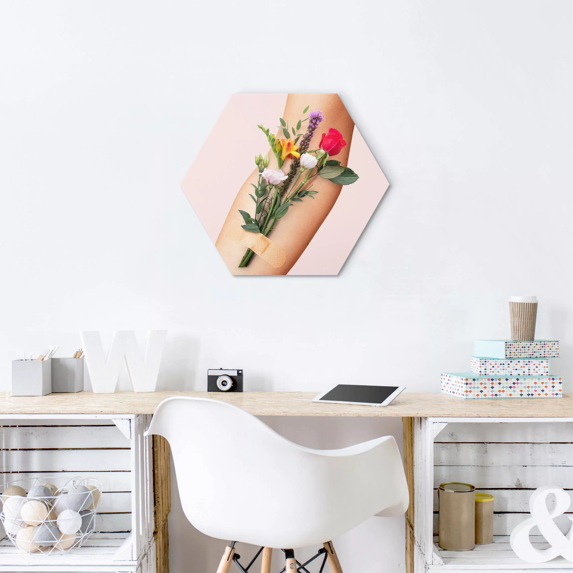 Hexagon-Alu-Dibond Bild Arm mit Blumen günstig online kaufen