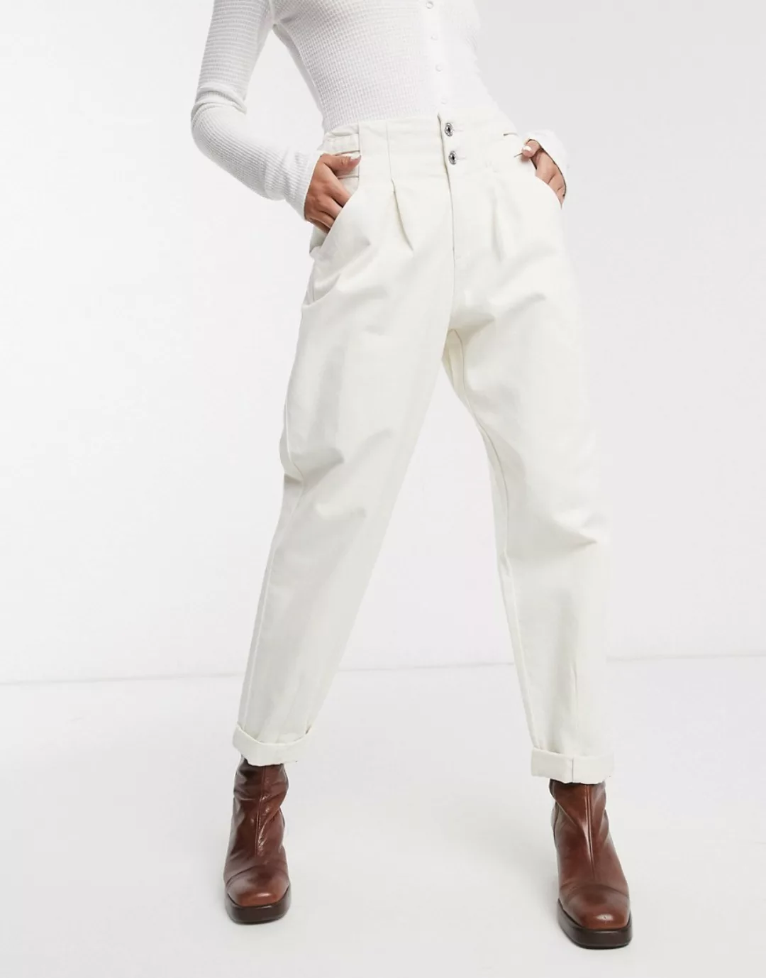 Bershka – Legere, weiße Hose mit Schnalle günstig online kaufen