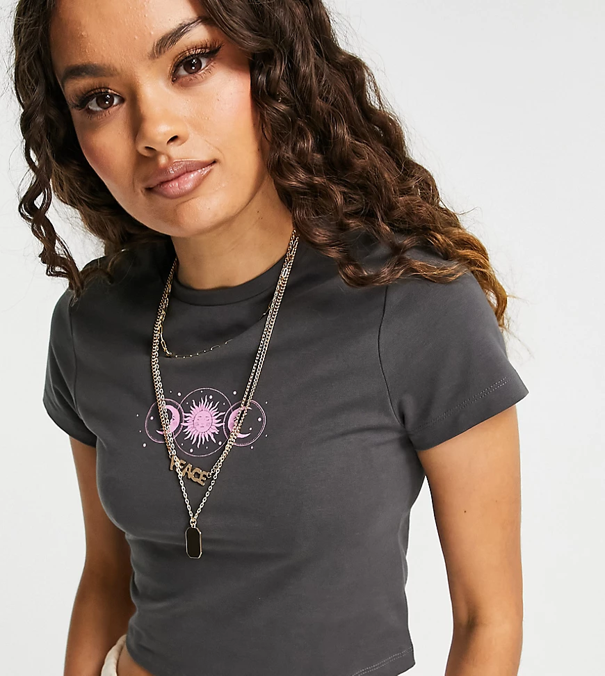 ASOS DESIGN Petite – Kurzes T-Shirt mit Sonnenwende-Print in Anthrazit-Grau günstig online kaufen