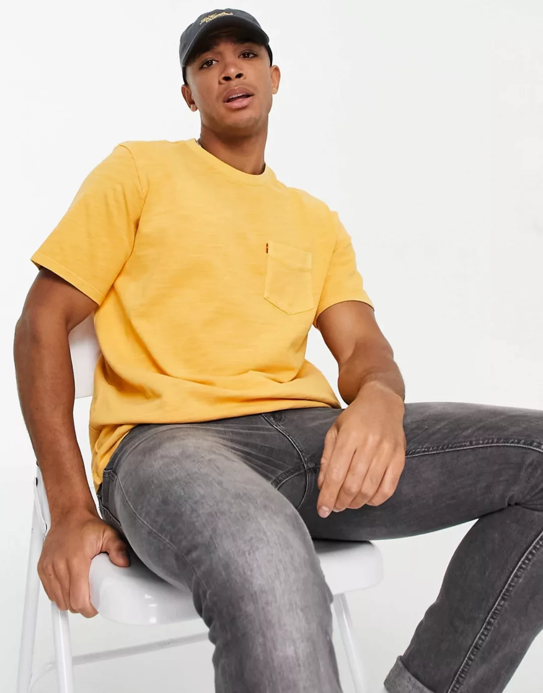 Levi's – Lässiges T-Shirt mit Tasche mit gefärbtem Design in Kumquat-Orange günstig online kaufen