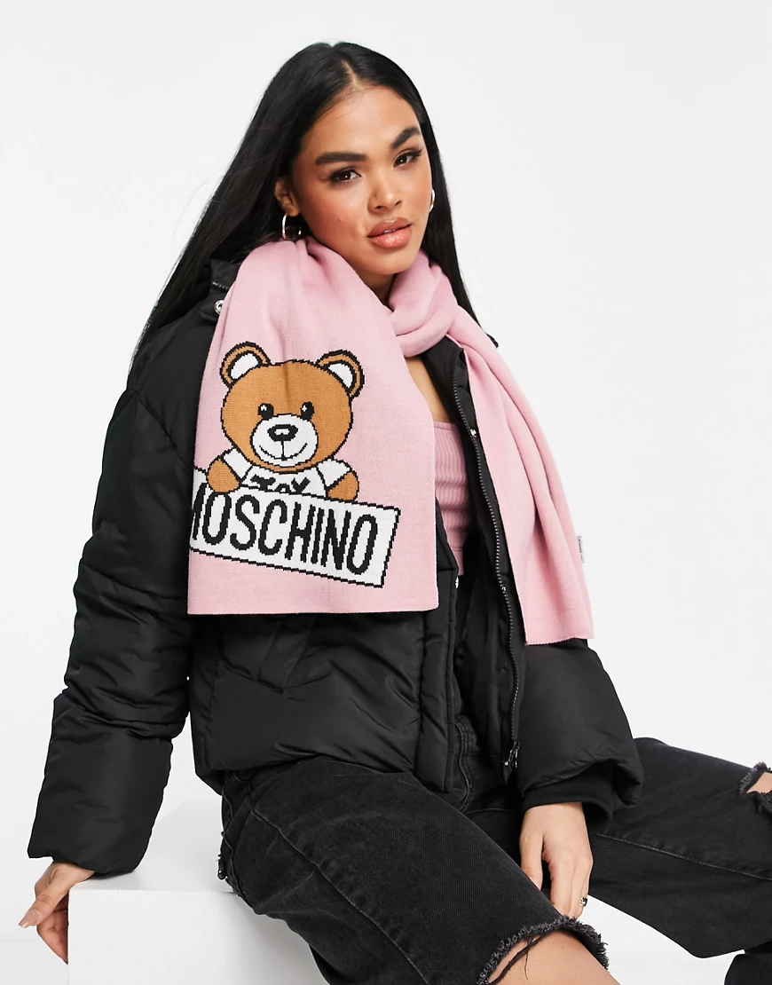 Moschino – Schal aus Teddyfell in Rosa mit Logo günstig online kaufen