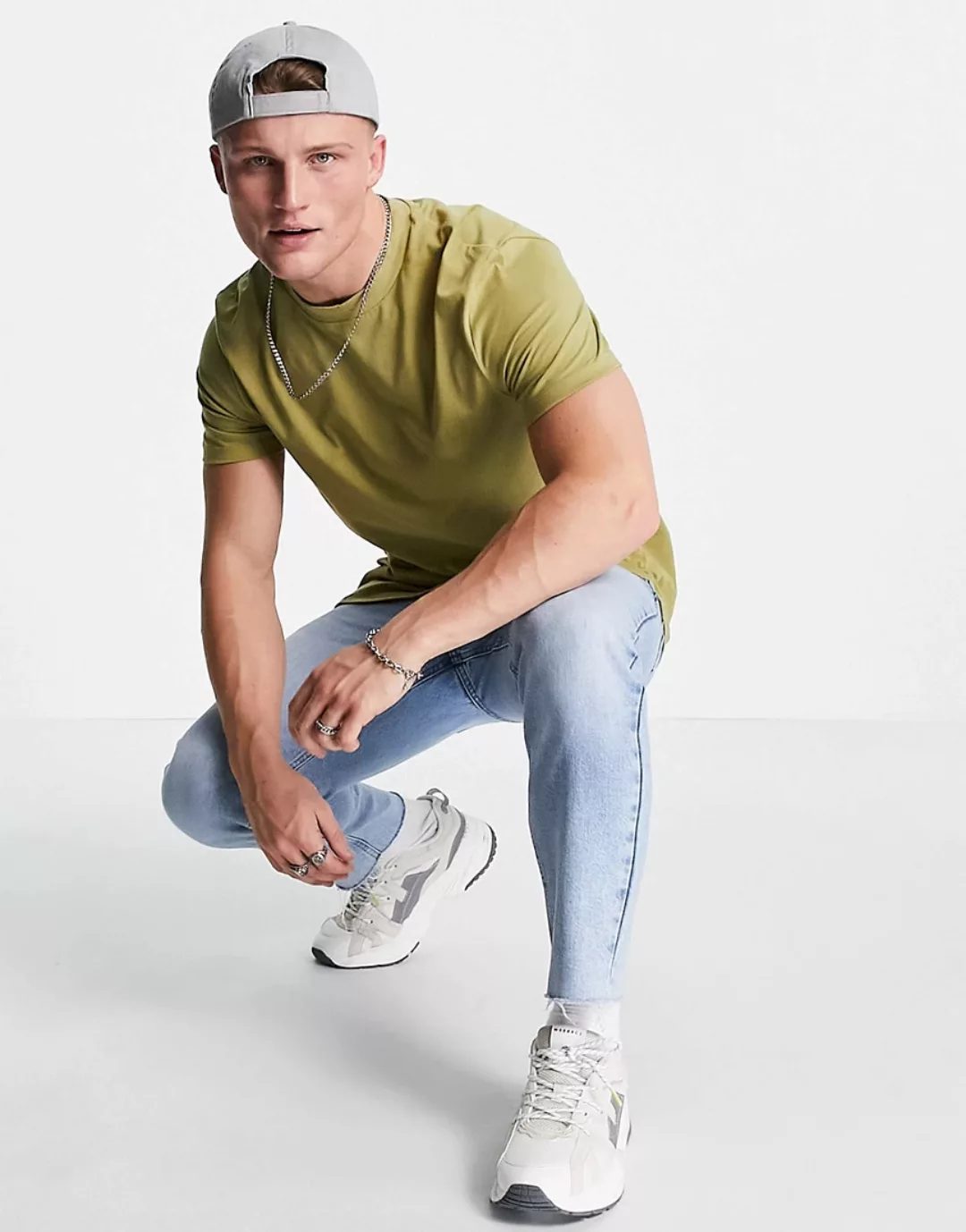 ASOS DESIGN – Langes T-Shirt mit Seitenschlitzen in Khaki-Grün günstig online kaufen