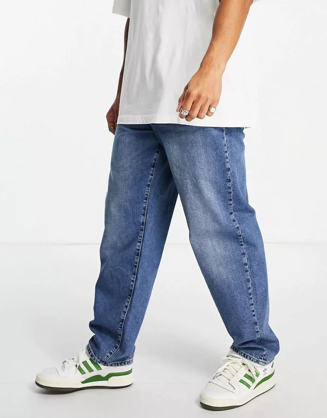 ASOS DESIGN – Jeans mit weitem Schnitt und Hanfanteil in mittelblauer Vinta günstig online kaufen